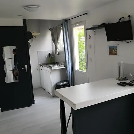 Emplacement - 300m De La - F 아파트